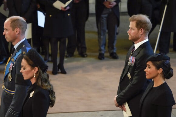 Le prince de Galles William, Kate Catherine Middleton, princesse de Galles, le prince Harry, duc de Sussex, Meghan Markle, duchesse de Sussex - Intérieur - Procession cérémonielle du cercueil de la reine Elisabeth II du palais de Buckingham à Westminster Hall à Londres. Le 14 septembre 2022