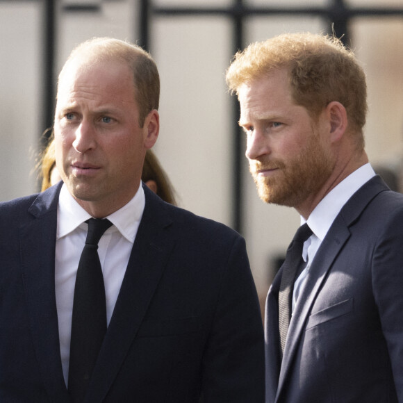 Le prince de Galles William, le prince Harry, duc de Sussex à la rencontre de la foule devant le château de Windsor, suite au décès de la reine Elisabeth II d'Angleterre. Le 10 septembre 2022