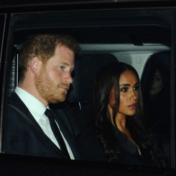 Le prince Harry et son épouse Meghan arrivant à Buckingham Palace à Londres auprès du cercueil d'Elizabeth II