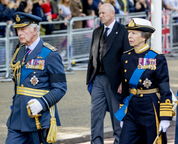 Le roi Charles III d'Angleterre, la princesse Anne - Procession cérémonielle du cercueil de la reine Elisabeth II du palais de Buckingham à Westminster Hall à Londres, Royaume Uni, le 14 septembre 2022.