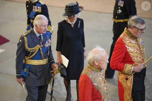 Le roi Charles III d'Angleterre, la reine consort Camilla Parker Bowles - Intérieur - Procession cérémonielle du cercueil de la reine Elisabeth II du palais de Buckingham à Westminster Hall à Londres. Le 14 septembre 2022
