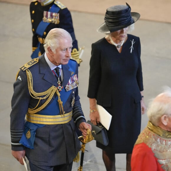 Le roi Charles III d'Angleterre, la reine consort Camilla Parker Bowles - Intérieur - Procession cérémonielle du cercueil de la reine Elisabeth II du palais de Buckingham à Westminster Hall à Londres. Le 14 septembre 2022