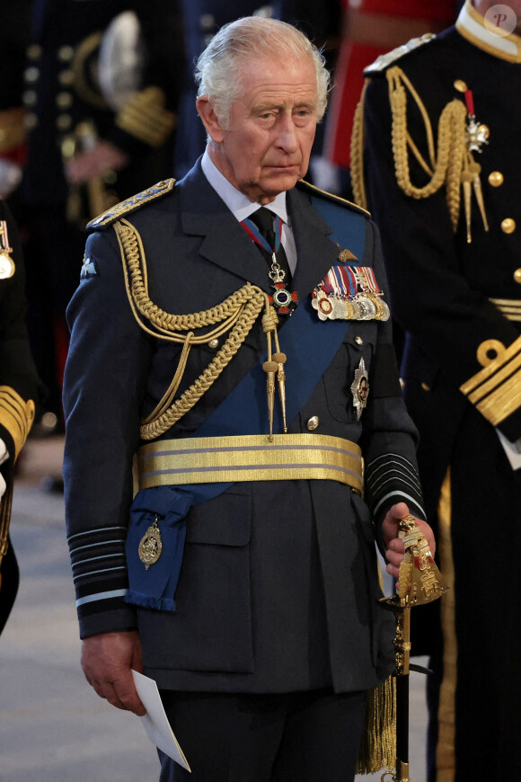 Le roi Charles III d'Angleterre - Intérieur - Procession cérémonielle du cercueil de la reine Elisabeth II du palais de Buckingham à Westminster Hall à Londres. Le 14 septembre 2022