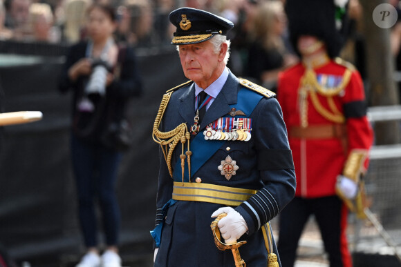 Le roi Charles III d'Angleterre - Procession cérémonielle du cercueil de la reine Elisabeth II du palais de Buckingham à Westminster Hall à Londres, Royaume Uni, le 14 septembre 2022.