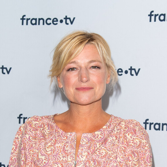 Anne-Elisabeth Lemoine lors du photocall dans le cadre de la conférence de presse de France Télévisions au Pavillon Gabriel à Paris, France, le 24 août 2021. © Pierre Perusseau/Bestimage