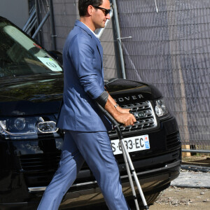 Roger Federer ( avec des bequilles) - Personnalités au défilé de mode Dior lors de la la Fashion Week printemps/été 2022 à Paris le 28 septembre 2021 © Veeren / Clovis / Bestimage 