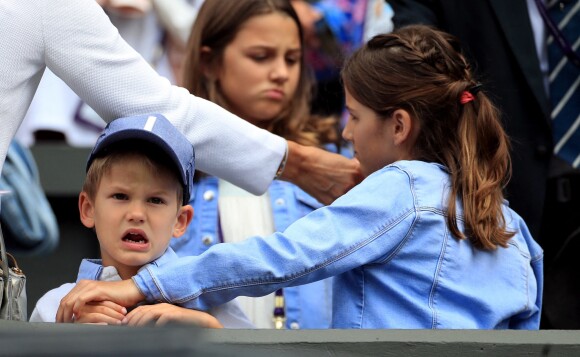 Charlene Riva et Myla Rose Federer et l'un des fils de Roger Federer lors de son match contre Lloyd Harris à Wimbledon le 2 juillet 2019.