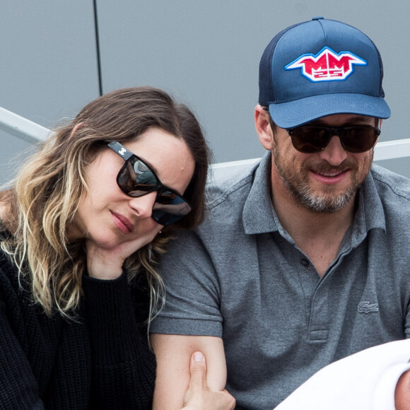 Marion Cotillard et son compagnon Guillaume Canet - People dans les tribunes lors de la finale messieurs des internationaux de France de tennis de Roland Garros 2019 à Paris le 9 juin 2019. © Jacovides-Moreau/Bestimage 