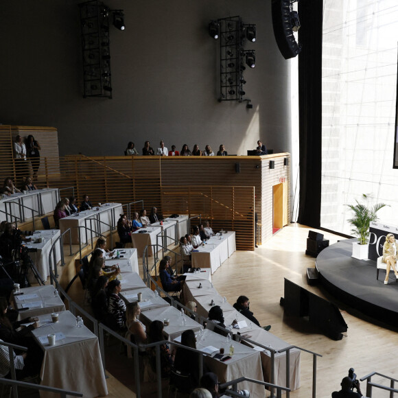 Blake Lively, enceinte, lors du sommet "Forbes Power Women's Summit" le 15 septembre 2022.