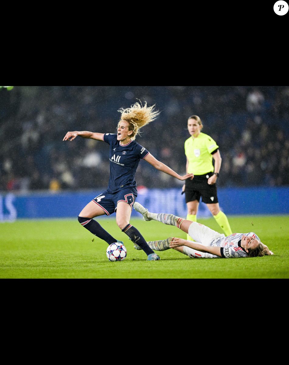 Kheira Hamraoui (PSG) vs Lea Schuller (Bayern Munich) - Match de quart de finale retour de la Ligue des champions féminine de l'UEFA 2021-2022 "PSG - Bayern Munich (2-2)" au Parc des Princes à Paris, le 30 mars 2022.