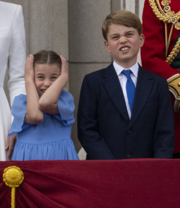 La princesse Charlotte de Cambridge et le prince George - Les membres de la famille royale regardent le défilé Trooping the Colour depuis un balcon du palais de Buckingham à Londres lors des célébrations du jubilé de platine de la reine le 2 juin 2022. 