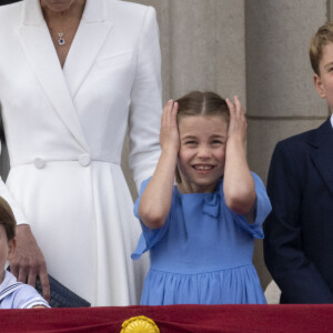 Le prince Louis, la princesse Charlotte et le prince George de Cambridge - Les membres de la famille royale regardent le défilé Trooping the Colour depuis un balcon du palais de Buckingham à Londres lors des célébrations du jubilé de platine de la reine le 2 juin 2022. 