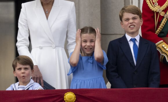 Le prince Louis, la princesse Charlotte et le prince George de Cambridge - Les membres de la famille royale regardent le défilé Trooping the Colour depuis un balcon du palais de Buckingham à Londres lors des célébrations du jubilé de platine de la reine le 2 juin 2022. 