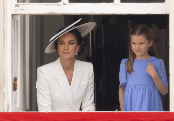 Catherine Kate Middleton, duchesse de Cambridge et sa fille la princesse Charlotte - Les membres de la famille royale regardent le défilé Trooping the Colour depuis un balcon du palais de Buckingham à Londres lors des célébrations du jubilé de platine de la reine le 2 juin 2022 