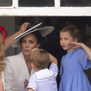 Mia Grace Tindall, Catherine Kate Middleton, duchesse de Cambridge, le prince Louis et la princesse Charlotte - Les membres de la famille royale regardent le défilé Trooping the Colour depuis un balcon du palais de Buckingham à Londres lors des célébrations du jubilé de platine de la reine le 2 juin 2022 