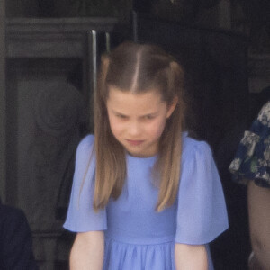 Le prince George de Cambridge et la princesse Charlotte - Les membres de la famille royale regardent le défilé Trooping the Colour depuis un balcon du palais de Buckingham à Londres lors des célébrations du jubilé de platine de la reine le 2 juin 2022 