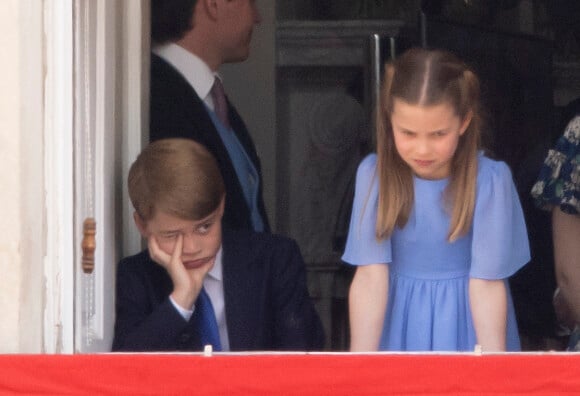 Le prince George de Cambridge et la princesse Charlotte - Les membres de la famille royale regardent le défilé Trooping the Colour depuis un balcon du palais de Buckingham à Londres lors des célébrations du jubilé de platine de la reine le 2 juin 2022 