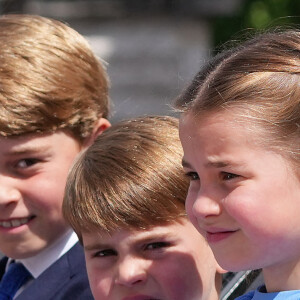 Le prince George de Cambridge, le prince Louis et la princesse Charlotte - Les membres de la famille royale regardent le défilé Trooping the Colour depuis un balcon du palais de Buckingham à Londres lors des célébrations du jubilé de platine de la reine le 2 juin 2022. 