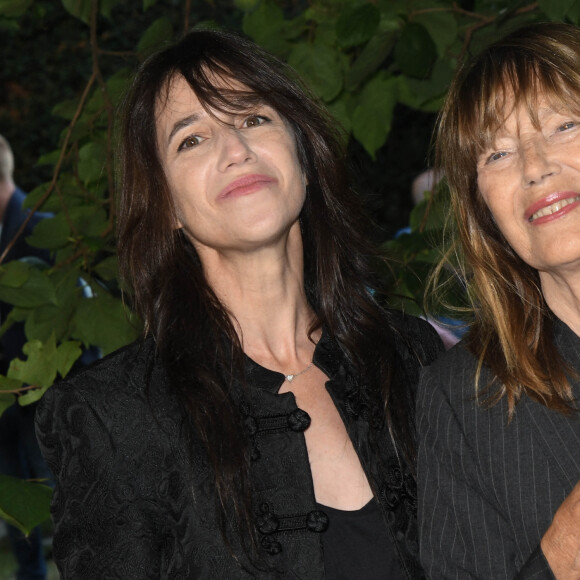 Charlotte Gainsbourg et sa mère Jane Birkin - Photocall du film "Jane par Charlotte" lors du 14ème Festival du Film Francophone d'Angoulême. Le 27 août 2021 © Coadic Guirec / Bestimage