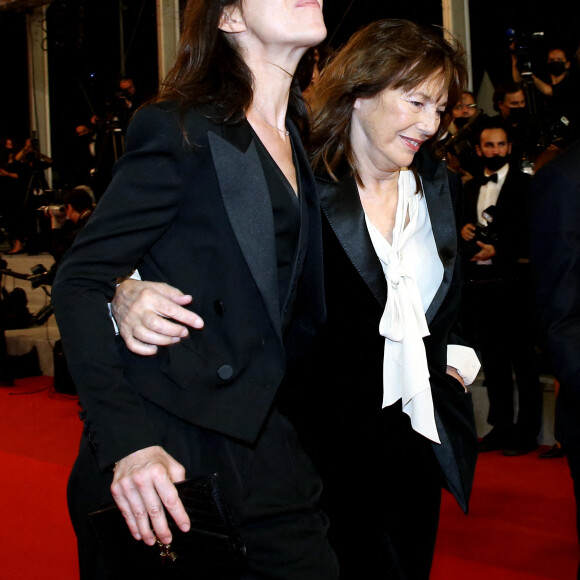 Charlotte Gainsbourg et sa mère Jane Birkin (habillée en Céline) - Montée des marches du film "Jane par Charlotte" lors du 74ème Festival International du Film de Cannes. Le 7 juillet 2021 © Borde-Jacovides-Moreau / Bestimage 