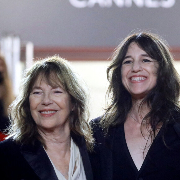 Charlotte Gainsbourg et sa mère Jane Birkin (habillée en Céline) - Montée des marches du film "Jane par Charlotte" lors du 74ème Festival International du Film de Cannes. Le 7 juillet 2021 © Borde-Jacovides-Moreau / Bestimage 
