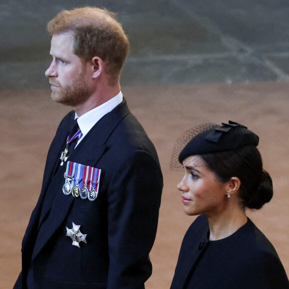 Le prince Harry, duc de Sussex, Meghan Markle, duchesse de Sussex - Intérieur - Procession cérémonielle du cercueil de la reine Elisabeth II du palais de Buckingham à Westminster Hall à Londres.