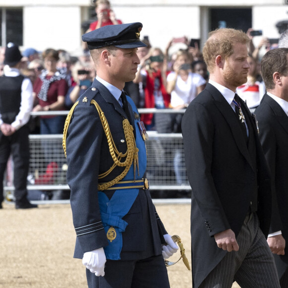 Le prince de Galles William, le prince Harry, duc de Sussex, Peter Phillips - Procession cérémonielle du cercueil de la reine Elisabeth II du palais de Buckingham à Westminster Hall à Londres. Le 14 septembre 2022 