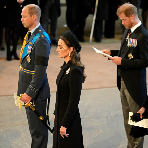 Le prince de Galles William, Kate Catherine Middleton, princesse de Galles, le prince Harry, duc de Sussex, Meghan Markle, duchesse de Sussex - Intérieur - Procession cérémonielle du cercueil de la reine Elisabeth II du palais de Buckingham à Westminster Hall à Londres. Le 14 septembre 2022 