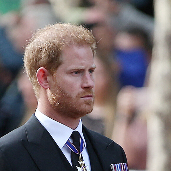 Le prince Harry, duc de Sussex - Procession cérémonielle du cercueil de la reine Elisabeth II du palais de Buckingham à Westminster Hall à Londres, où les Britanniques et les touristes du monde entier pourront lui rendre hommage jusqu'à ses obsèques prévues le 19 septembre 2022. Le 14 septembre 2022. 