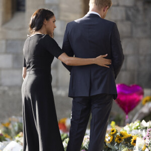 Le prince Harry, duc de Sussex, Meghan Markle, duchesse de Sussex à la rencontre de la foule devant le château de Windsor, suite au décès de la reine Elisabeth II d'Angleterre. Le 10 septembre 2022 