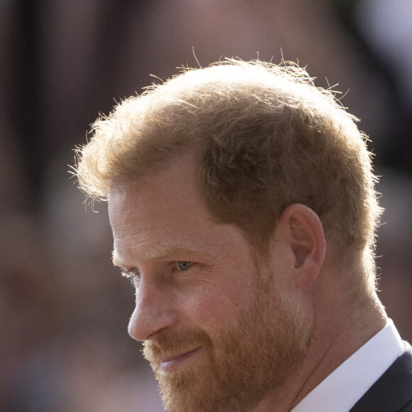 Le prince Harry, duc de Sussex à la rencontre de la foule devant le château de Windsor, suite au décès de la reine Elisabeth II d'Angleterre. Le 10 septembre 2022 