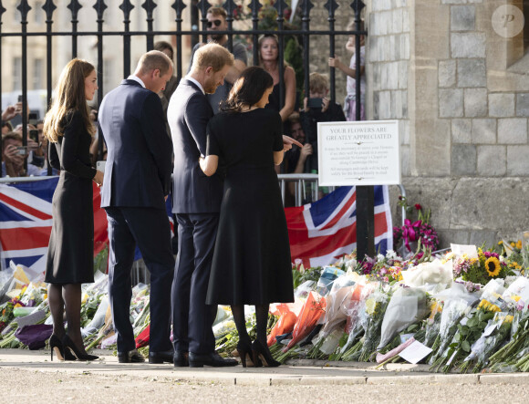 Le prince de Galles William, la princesse de Galles Kate Catherine Middleton, le prince Harry, duc de Sussex, Meghan Markle, duchesse de Sussex devant le château de Windsor, suite au décès de la reine Elisabeth II d'Angleterre. Le 10 septembre 2022