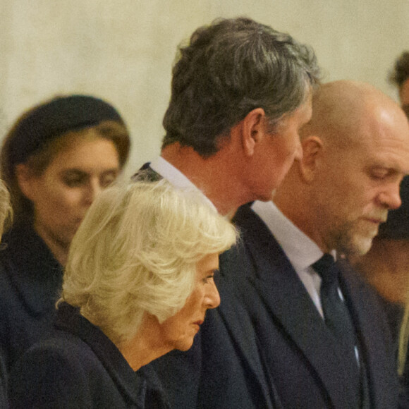 Des membres de la famille royale: James, le vicomte Severn, Lady Louise Windsor, la comtesse Sophie de Wessex, Jack Brooksbank, Camilla Parker Bowles, reine consort d'Angleterre, le vice-amiral Sir Tim Laurence, Zara Phillips (Zara Tindall), Mike Tindall, le duc de Kent, Mia et Lena Tindall, le duchesse de Gloucester, et le comte et la comtesse de St Andrews - Le roi d'Angleterre organise une veillée au côté du cercueil de la reine Elizabeth II d'Angleterre au Westminster Hall à Londres, Royaume Uni, le 16 septembre 2022. 