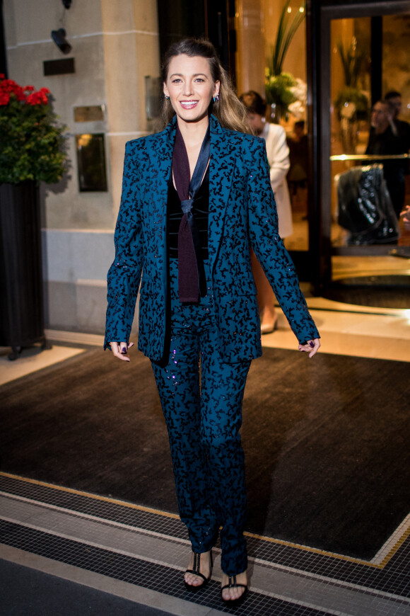 Blake Lively à la sortie de l'hôtel Plaza Athénée pour se rendre à la première du film "l'Ombre d'Emily" à Paris le 18 septembre 2018.