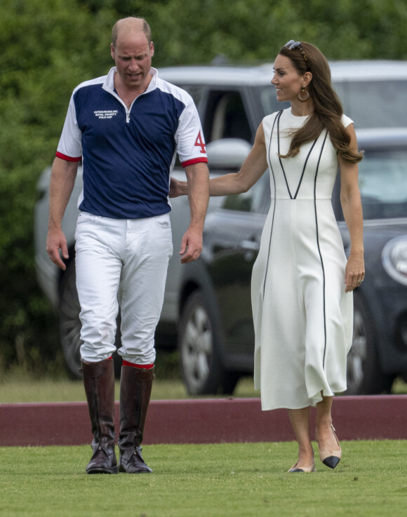 Fait rare : le prince William, duc de Cambridge, et Catherine (Kate) Middleton, duchesse de Cambridge, s'embrassant au match de polo caritatif Out-Sourcing Inc au Guards Polo Club, Smiths Lawn à Windsor le 6 juillet 2022.