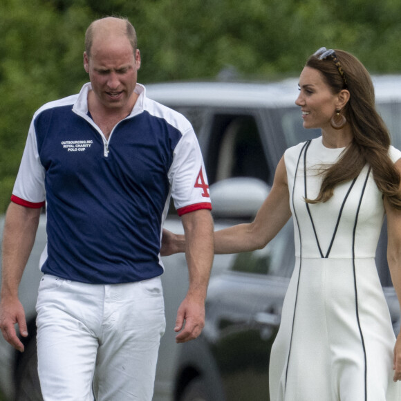 Fait rare : le prince William, duc de Cambridge, et Catherine (Kate) Middleton, duchesse de Cambridge, s'embrassant au match de polo caritatif Out-Sourcing Inc au Guards Polo Club, Smiths Lawn à Windsor le 6 juillet 2022.