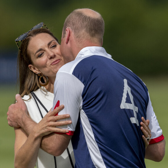 Fait rare : le prince William, duc de Cambridge, et Catherine (Kate) Middleton, duchesse de Cambridge, s'embrassant au match de polo caritatif Out-Sourcing Inc au Guards Polo Club, Smiths Lawn à Windsor le 6 juillet 2022.