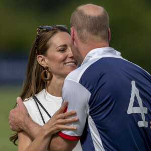 Fait rare : le prince William, duc de Cambridge, et Catherine (Kate) Middleton, duchesse de Cambridge, s'embrassant au match de polo caritatif Out-Sourcing Inc au Guards Polo Club, Smiths Lawn à Windsor le 6 juillet 2022.