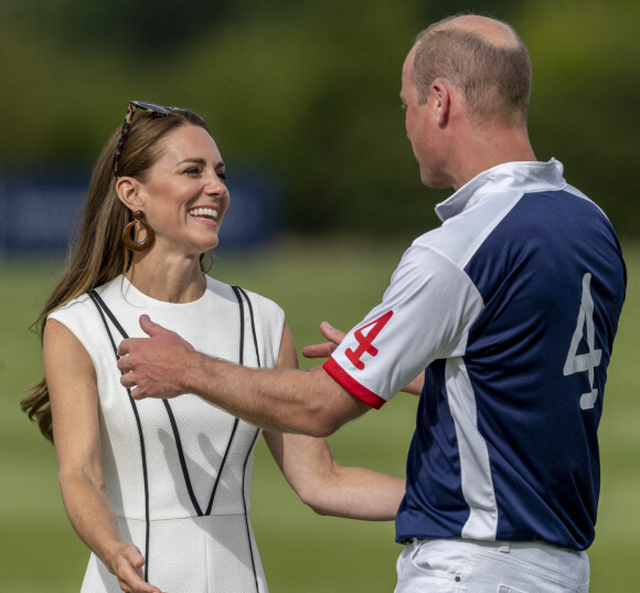 Fait rare : le prince William, duc de Cambridge, et Catherine (Kate) Middleton, duchesse de Cambridge, s'embrassant au match de polo caritatif Out-Sourcing Inc au Guards Polo Club, Smiths Lawn à Windsor le 6 juillet 2022.