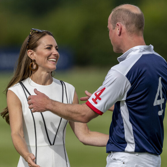 Fait rare : le prince William, duc de Cambridge, et Catherine (Kate) Middleton, duchesse de Cambridge, s'embrassant au match de polo caritatif Out-Sourcing Inc au Guards Polo Club, Smiths Lawn à Windsor le 6 juillet 2022.