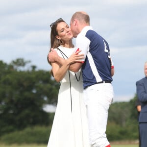 Fait rare : le prince William, duc de Cambridge, et Catherine (Kate) Middleton, duchesse de Cambridge, s'embrassant au match de polo caritatif Out-Sourcing Inc au Guards Polo Club, Smiths Lawn à Windsor le 6 juillet 2022.