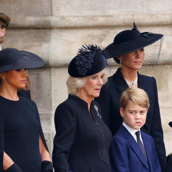 Meghan Markle, Camilla Parker Bowles, le prince George, la princesse Charlotte, la comtesse Sophie de Wessex, Kate Middleton - Sorties du service funéraire à l'Abbaye de Westminster pour les funérailles d'Etat de la reine Elizabeth II d'Angleterre, le 19 septembre 2022. © Peter Byrne/ PA via Bestimage