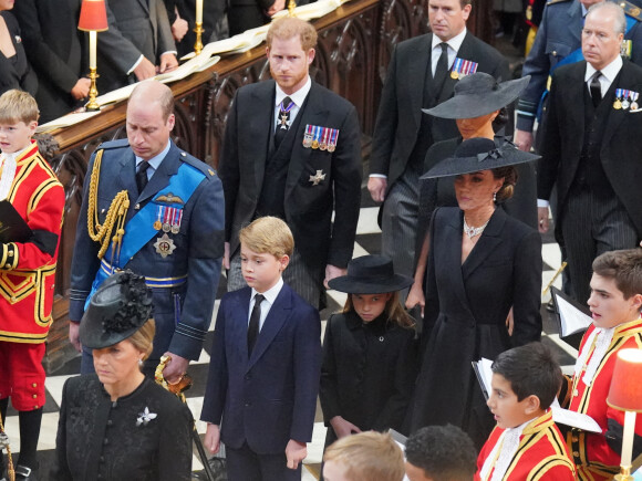 Le prince William et Kate Middleton, le prince George, la princesse Charlotte, le prince Harry et Meghan Markle - Service funéraire à l'Abbaye de Westminster pour les funérailles d'Etat de la reine Elizabeth II d'Angleterre. Le 19 septembre 2022. © Dominic Lipisnki / Bestimage