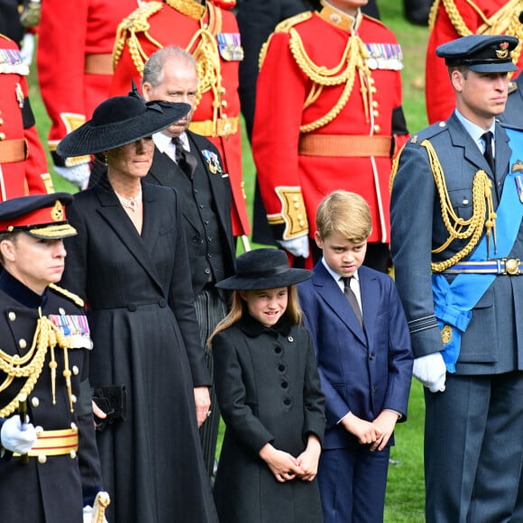 Kate Catherine Middleton, princesse de Galles, la princesse Charlotte et le prince George, le prince de Galles William - Procession du cercueil de la reine Elizabeth II d'Angleterre de l'Abbaye de Westminster à Wellington Arch à Hyde Park Corner