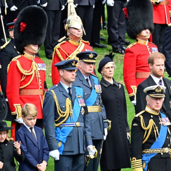 Kate Catherine Middleton, princesse de Galles, la princesse Charlotte et le prince George, le prince de Galles William, le roi Charles III d'Angleterre, la reine consort Camilla Parker Bowles, le prince Harry, duc de Sussex, Meghan Markle, duchesse de Sussex, la princesse Anne, la princesse Beatrice d'York, Peter Phillips, le prince Andrew, duc d'York, le prince Edward, comte de Wessex - Procession du cercueil de la reine Elizabeth II d'Angleterre de l'Abbaye de Westminster à Wellington Arch à Hyde Park Corner