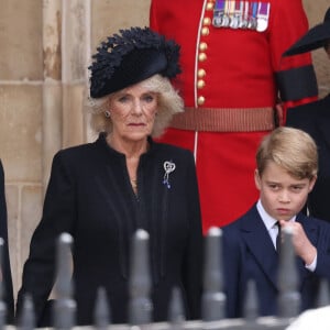 Meghan Markle, duchesse de Sussex, la reine consort Camilla Parker Bowles, le prince George, la princesse Charlotte et Kate Catherine Middleton, princesse de Galles - Sorties du service funéraire à l'Abbaye de Westminster pour les funérailles d'Etat de la reine Elizabeth II d'Angleterre le 19 septembre 2022.