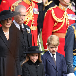 Kate Catherine Middleton, princesse de Galles, la princesse Charlotte et le prince George, le prince de Galles William - Procession du cercueil de la reine Elizabeth II d'Angleterre de l'Abbaye de Westminster à Wellington Arch à Hyde Park Corner