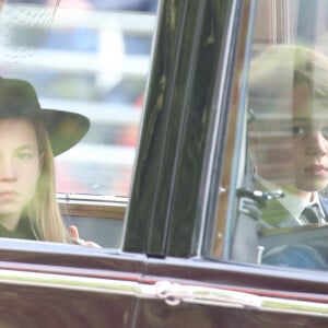 Camilla Parker Bowles, reine consort d'Angleterre, Catherine (Kate) Middleton, princesse de Galles, le prince George de Galles et la princesse Charlotte de Galles - Sorties du service funéraire à l'Abbaye de Westminster pour les funérailles d'Etat de la reine Elizabeth II d'Angleterre, à Londres, Royaume Uni, le 19 septembnre 2022.