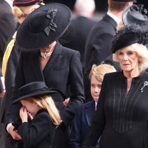 La princesse Charlotte, Kate Catherine Middleton, princesse de Galles, la reine consort Camilla Parker Bowles - Arrivées au service funéraire à l'Abbaye de Westminster pour les funérailles d'Etat de la reine Elizabeth II d'Angleterre le 19 septembre 2022.