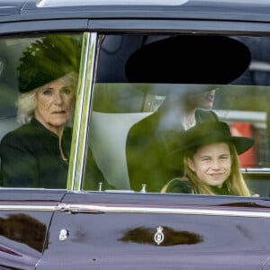 Camilla Parker Bowles, reine consort d'Angleterre, Catherine (Kate) Middleton, princesse de Galles, la princesse Charlotte de Galles et le prince George de Galles - Procession du cercueil de la reine Elizabeth II d'Angleterre de l'Abbaye de Westminster à Wellington Arch à Hyde Park Corner, près du palais de Buckingham, au son de Big Ben et de coups de canon. Dans le cadre des funérailles d'Etat, le cercueil sera ensuite transféré dans le corbillard royal pour prendre la direction du château de Windsor, à Londres, Royaume Uni, le 19 septembre 2022.